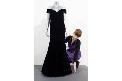 Diana de Gales utilizó este inolvidable vestido de terciopelo de Victor Edelstein para una cena de estado en la Casa Blanca, organizada por el entonces presidente Reagan