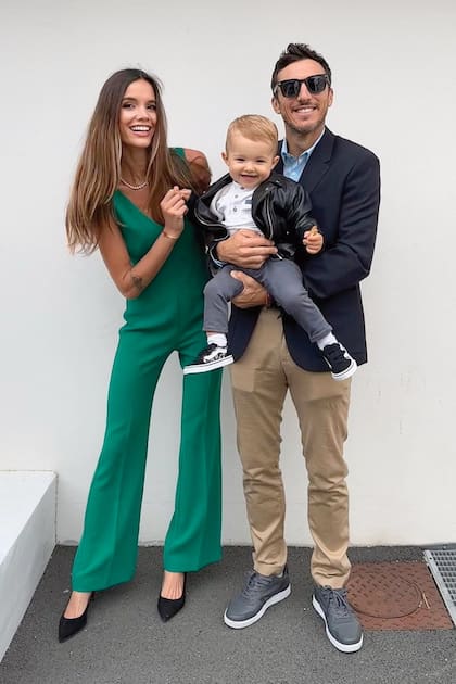 Diana –divina con un mono verde que marcaba su figura– y Pico posan con su hijo a pura sonrisa.