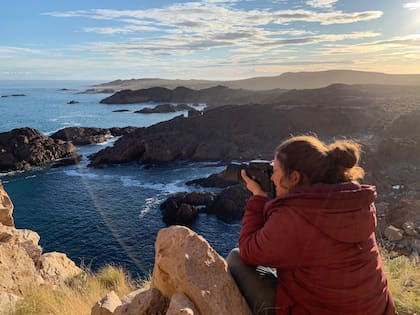 Diana hace fotos desde un mirador espectacular del Portal Isla Leones.