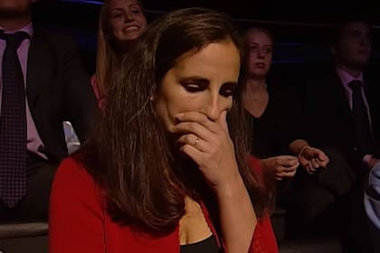 Diana Ingram tose en la tribuna de ¿Quién quiere ser millonario?; en realidad, está ayudando a su marido Charles a superar las preguntas que le hacen en el programa