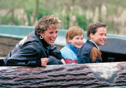 Diana junto a sus hijos, Harry y William