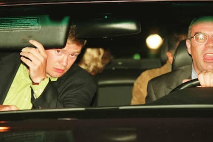 Diana, la Princesa de Gales y Dodi Fayed (ambos parcialmente visibles en el asiento trasero), el guardaespaldas Trevor Rees-Jones (al frente, a la izquierda) y el conductor Henri Paul, en el Mercedes-Benz S280, poco antes del fatal accidente 