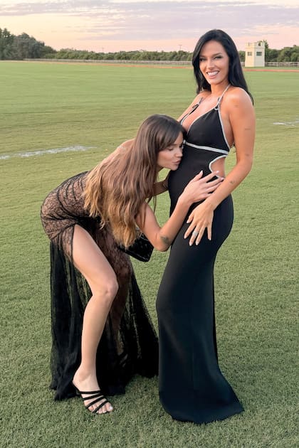 Diana Mónaco le besa la pancita a Oriana Sabatini –con vestido de Giacobbe–, que está embarazada de cuatro meses