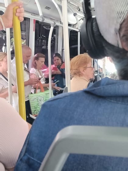 Diana Mondino, en el colectivo porteño.