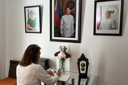 Diana Mondino firmó el libro de visitas en la embajada de Filipinas