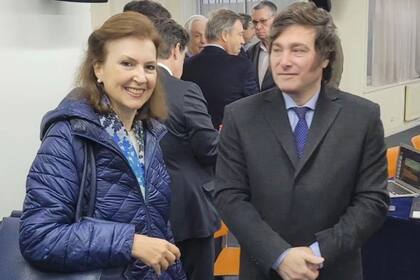 Diana Mondino, futura canciller, junto a Javier Milei