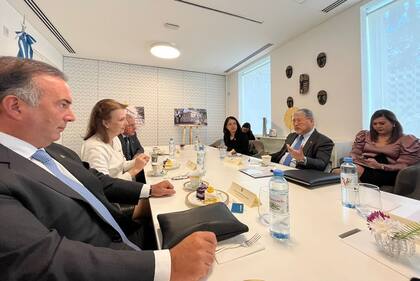 Diana Mondino visitó la embajada de Filipinas, donde fue recibida por Enrique Manalo, el canciller filipino de visita en la Argentina, y Grace Cruz-Fabella, la embajadora de ese país; la reunión la organizó el argentino Rallys Pliauzer, presidente de la Cámara del Asia