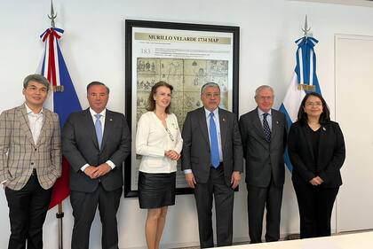 Diana Mondino visitó la embajada de Filipinas, donde fue recibida por Enrique Manalo, el canciller filipino de visita en la Argentina, y Grace Cruz-Fabella, la embajadora de ese país; la reunión la organizó el argentino Rallys Pliauzer, presidente de la Cámara del Asia
