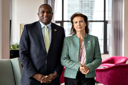 Diana Mondino y el secretario de Relaciones Exteriores del Reino Unido, David Lammy