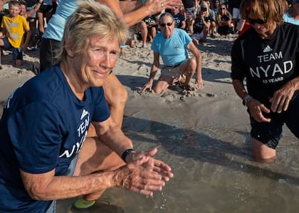 Diana Nyad, en octubre de 2023, después de ayudar a liberar a "Rocky", una tortuga rehabilitada, en el Atlántico