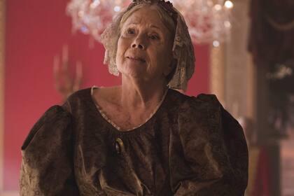 La legendaria Diana Rigg le hace justicia a su fama interpretando a grandes damas de la nobleza. Fue la reina Oleana Tyrell en Game of Thrones y la duquesa de Buccleuch en Victoria