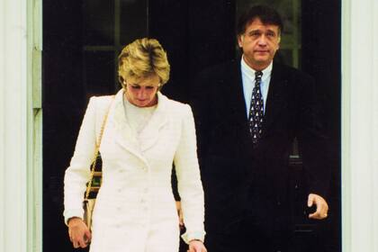 Diana sale de la casa londinense de Roberto, en el 26 de Holland Park.