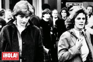 Diana Spencer y Camilla Shand en una carrera de caballos en el hipódromo de Ludlow, en 1980. Entonces, Camilla estaba casada con Andrew Parker Bowles desde 1973; y Diana tenía 19, todavía era soltera... y su mirada decía bastante.