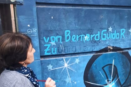 Diana von Bernard pintó el nombre de su hermano Guido, en el mural estrenado hace un año en La Boca
