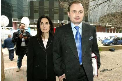 Diana y Charles Ingram llegan a los tribunales donde se les sigue el juicio por fraude al programa ¿Quién quiere ser millonario?