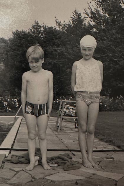 Diana y su hermano Charles,
firmes y sonrientes, junto a
la pileta de los Spencer.