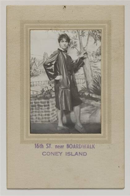 Diane Arbus en un estudio de fotografía de Coney Island, Nueva York, ca. 1957, retratada por un autor desconocido