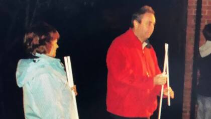 Diane e Ian Stewart en uno de los espectáculos de fuegos artificiales del vecindario