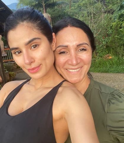 Diane Guerrero junto a su mamá