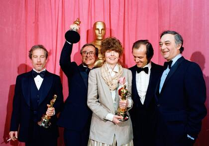 Diane Keaton fue premiada con un Oscar a Mejor actriz por su interpretación en Annie Hall, en 1978. En la foto posa junto a Richard Dreyfuss, Charles H. Joffe, Jack Nicholson y Jack Rollins