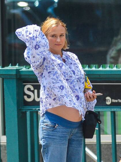 Diane Kruger, en Nueva York, luciendo su pancita de embarazada; la actriz y modelo espera su primer hijo con el actor Norman Reedus