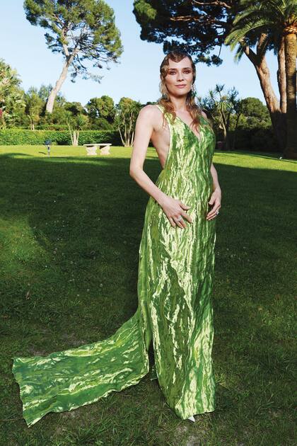 Diane Kruger llevó una colorida propuesta de Prada con escote pronunciado y un gran lazo en la espalda.