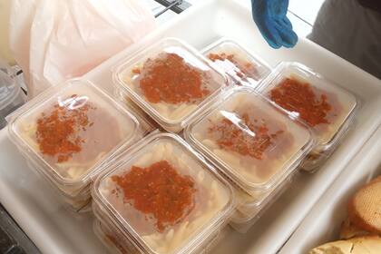 Diariamente entrega viandas para la gente que necesita