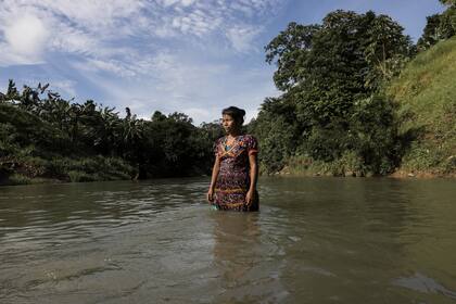 Diariamente, las mujeres de la comunidad descienden al río para realizar sus actividades. En las comunidades del Alto Baudó, el río es esencial para la vida cotidiana: sirve para transportarse, bañarse, pescar, lavar
