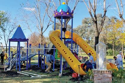 Días
antes, Bautista,
Benicio y Beltrán
(junto a Carolina)
inauguraron una
plaza de juegos
en el hogar Santa
Marta en Pilar
en honor a su
hermana. “Blanca,
con tu luz aquí
jugamos”, dice en
los juegos.