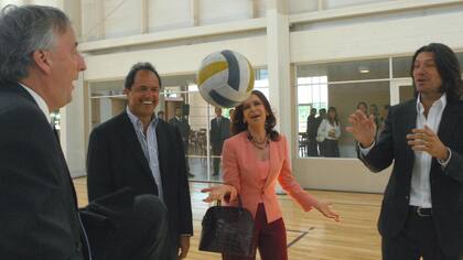 Días antes de las elecciones de 2007, Tinelli protagonizó en Bolivar de un acto de campaña de Cristina Kirchner; también fueron Néstor Kirchner y Scioli