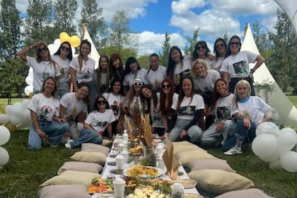 Días antes del casamiento, Valentina fue sorprendida con una divertida despedida de soltera. "Mis amigas para siempre en mi corazón", escribió ella en su cuenta de Instagram.