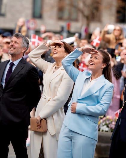 Días
antes del
concierto de
gala, la princesa
asistió a un
homenaje en el
Ayuntamiento
de Aarhus donde la sorprendieron con una pancarta saludándola por su cumpleaños. Para
la ocasión,
Isabella llevó
un conjunto
de chaqueta
cruzada y
pantalón ancho
en tono azul
cielo. Su madre,
en cambio,
apostó al nude
con un tapado y
clutch haciendo
juego.