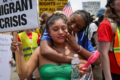 Días antes, otra movilización en la ciudad reunió a cientos de personas contra las redadas, en solidaridad con las protestas de Los Ángeles