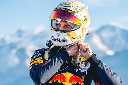 Días atrás, el último campeón de la Fórmula 1, presentó su nuevo casco.