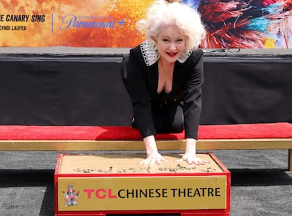 Días atrás, la intérprete de "Girls Just Wat To Have Fun" dejó la huella de sus manos sobre el cemento del paseo de la fama del Teatro Chino