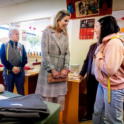 Días atrás la reina lució un look de dos piezas con un estampado cuadrillé (Foto: Instagram @koninklijkhuis)