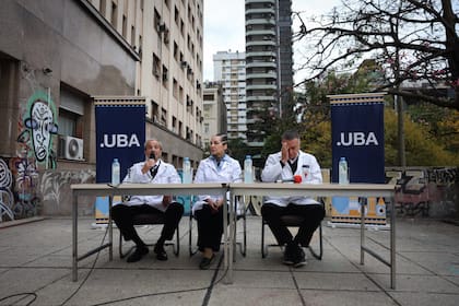 Días atrás, los directores de los hospitales dependientes de la UBA alertaron por la falta de financiamiento; de derecha a izquierda: Marcelo Melo, Hospital de Clínicas; Roxana del Águila, Hospital Roffo”; y Norberto Lafos, Instituto Lanari