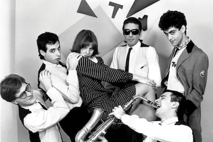 Días de new wave y elegancia en blanco y negro con Los Twist y la voz de Fabiana Cantilo