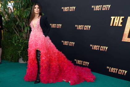 Días después de comunicar que se retira de la actuación y con un vestido con cola que no pasó desapercibido, Sandra Bullock participó en Los Ángeles de la premiere de su nueva película, La ciudad perdida