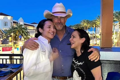 Días después de la separación, Kevin Costner fue visto con dos mujeres en Las Vegas, pero luego se explicó el motivo detrás de la misma