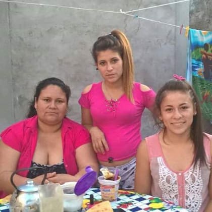 Días felices: Sonia (izquierda), la mayor de las Garnica, junto con sus hermanas Yanina (en el medio) y Daiana (derecha)