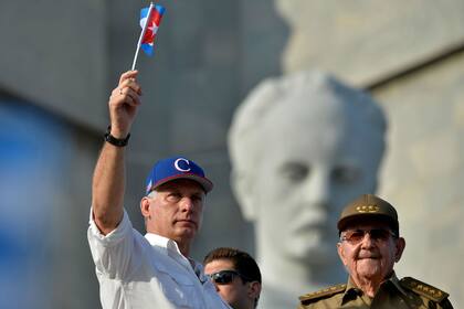 Díaz-Canel, junto a Raúl Castro, en su primer acto público en La Habana