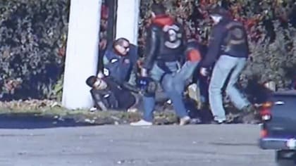 Díaz León, malherido, fue asistido por sus colegas de los ''Ángeles del Infierno''