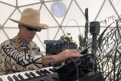 Díaz Mathé captura los impulsos producidos por las plantas, los canaliza hacia sus sintetizadores y así conforma una orquesta viva y orgánica.