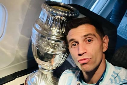 Dibu Martínez vuelve al arco argentino