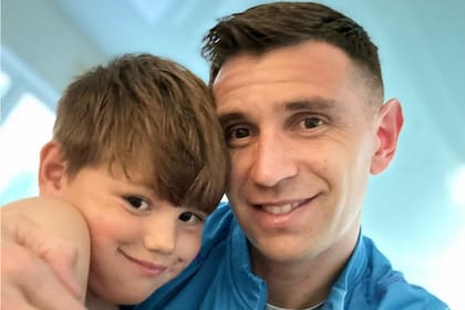 Dibu, con Santino. Foto/Instagram: @mandinha_martinez_