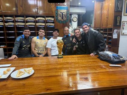 Dibu, este martes, junto a Marcos Acuña, Giovani Lo Celso, Rodrigo De Paul y empleados del predio de AFA.