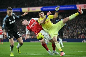 El calvario de Dibu Martínez: otra vez flojo en los córners y sometido por la paliza de Arsenal