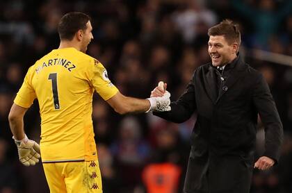 Dibu Martínez, clave en el arco del Aston Villa de Steven Gerrard, que lo nombró subcapitán