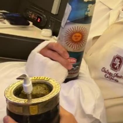 Dibu Martínez con el vendaje que tiene para recuperarse de la lesión en el dedo